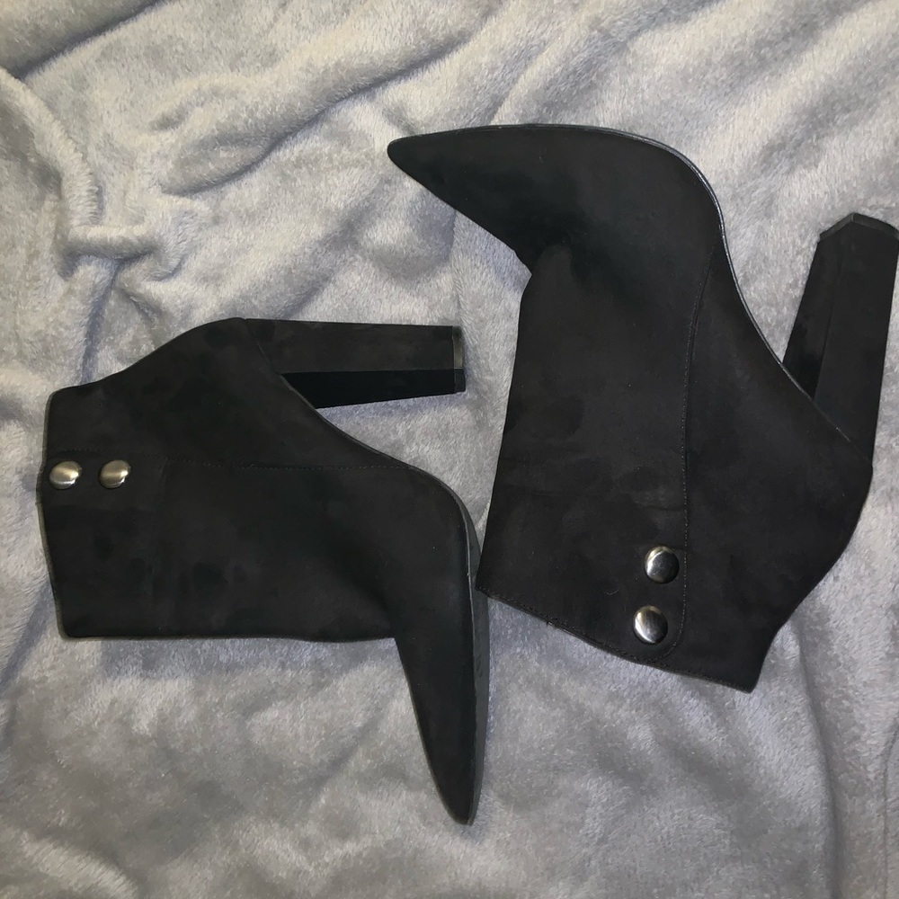 3.5 inch hills BCBG Paris boots